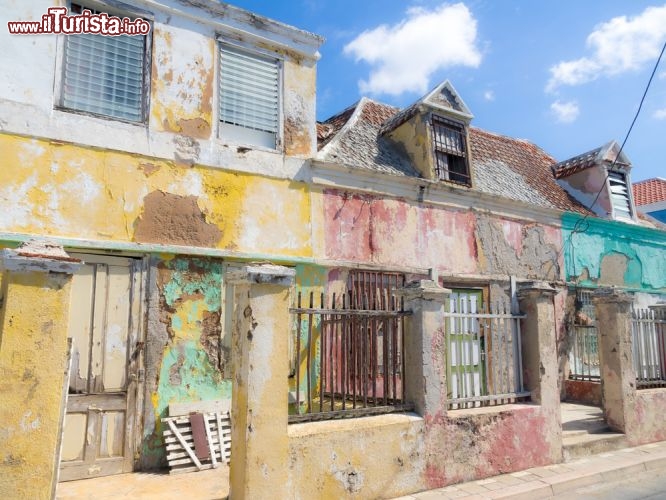 Immagine Residenze coloniali usurate dal tempo a Willemstad, Antille, la capitale UNESCO di Curacao - © Gail Johnson / Shutterstock.com