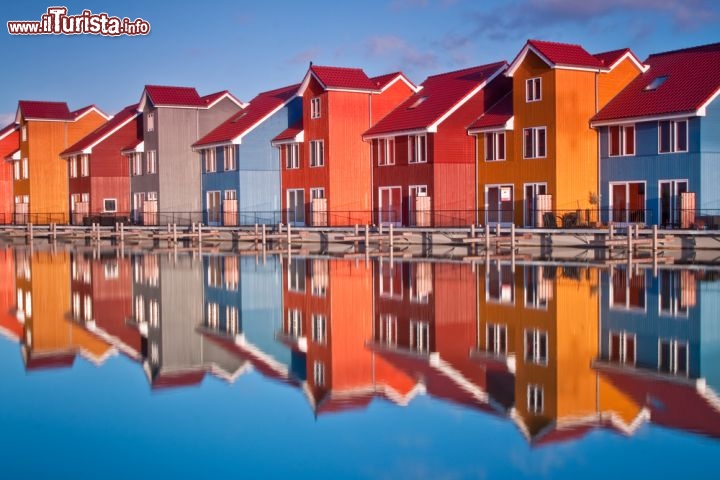 Immagine Residenze colorate a Reitdiephaven, una baia di Groningen nei Paesi Bassi © Peter Wollinga / Shutterstock.com