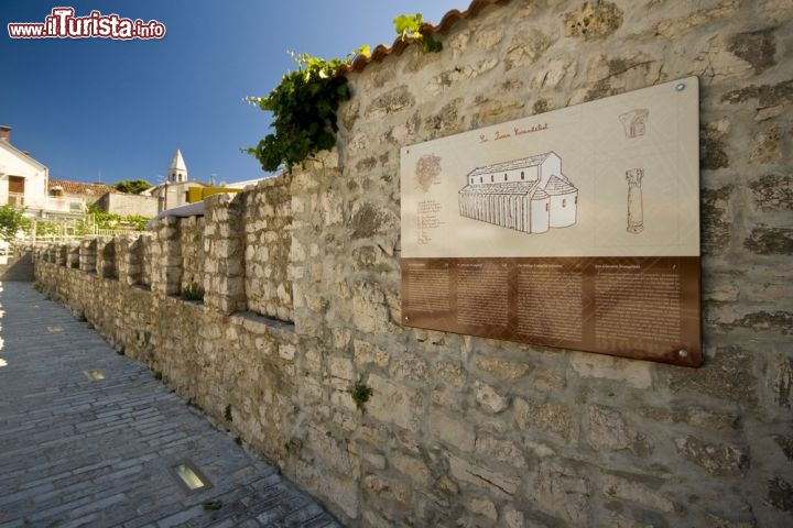 Immagine Conosciuta in epoca medievale come Civitas Alba, Biograd na Moru è stata costruita sulle rovine dell'antico insediamento romano di Blandona. A testimonianza del suo glorioso passato rimangono i resti archeologici di chiese, basiliche e acquedotti - © lero / Shutterstock.com