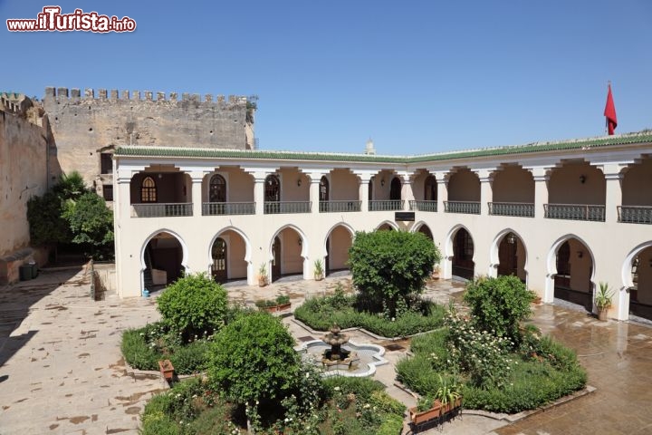 Immagine L'elegante patio di un riad nel centro storico di Meknes in Marocco - © Philip Lange / Shutterstock.com