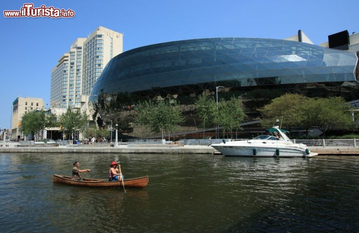 Immagine L'Ottawa Convention Centre sorge sul Rideau Canal di Ottawa (Ontario, Canada), su Colonel By Drive, dove è stato inaugurato nel 2011. Il centro congressi è stato progettato dall'architetto canadese Richard Brisbin, ha una grande facciata in vetro che lascia intravvedere le scale mobili interne ed è alto 7 piani, di cui 4 occupati da sale per congressi - © David P. Lewis / Shutterstock.com