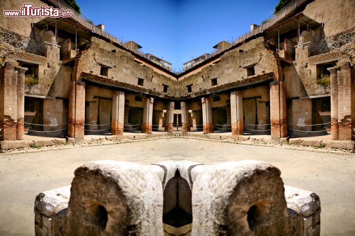 Immagine Riflessi al computer ad Ercolano, nel sito archeologico ai pendici del Vesuvio - © onairda / Shutterstock.com