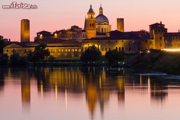 Immagine Riflessi sul lago formato dal fiume Mincio: i palazzi  del centro storico di Mantova (Lombardia) diventano magici al tramonto - © lsantilli / Shutterstock.com