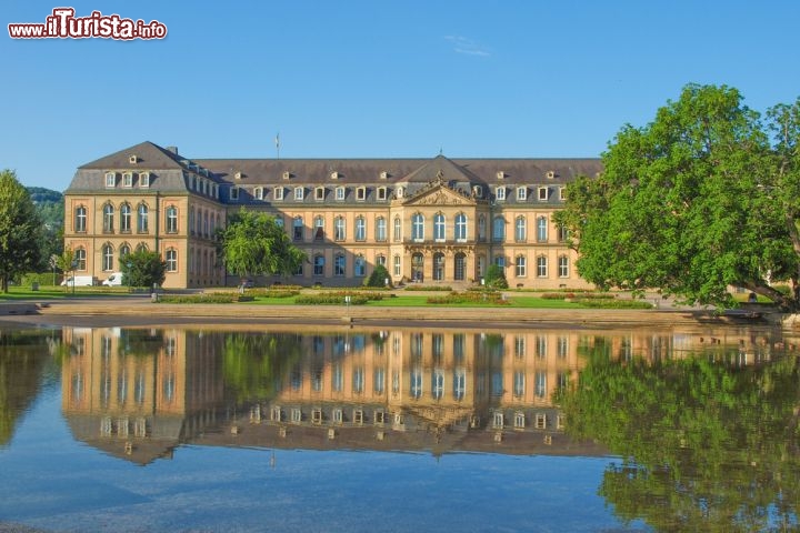 Immagine Il Neue Schloss di Stoccarda, o Castello Nuovo, si riflette sullo specchio d'acqua che caratterizza il suo giardino. Nato come dimora reale e usato nel Settecento dai re di Wurttemberg, oggi è sede dei ministeri governativi del land tedesco del Baden-Wurttemberg. Quasi distrutto durante la seconda guerra mondiale, poi sapientemente rimesso a nuovo negli anni Sessanta del XX secolo, il castello è un bel connubio di elementi barocchi e neoclassici e può essere visitato solo in occasioni speciali - © Claudio Divizia / Shutterstock.com