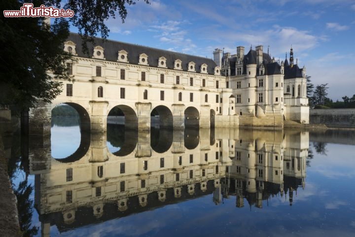 Immagine Riflessi sulle acque del Castello di Chenonceau in Francia. La fortezza venne eretta tra il 15 e 16° secolo alla confluenza tra il Fiume Loira ed il fiume Cher, suo affluente di sinistra - © Itinerant Lens / Shutterstock.com