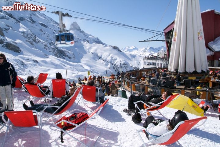 Immagine Rifugio del comprensorio sciistico di Engelberg, Svizzera - Per gli appassionati di sci e montagna il comprensorio sciistico di Engelberg offre, sia in inverno che in estate, attività e divertimenti per tutti i gusti. Si possono frequentare corsi di discesa in cordata doppia lungo i crepacci del ghiaccio, passeggiare sulla passerella Titlis Cliff Walk oppure ammirare lo spendido paesaggio che circonda questa località montana della Svizzera comodamante seduti sulle sdraio messe a disposizione dal rifugio del comprensorio e, perchè no, assaporare le specialità tipiche della gastronomia locale © Stefano Ember / Shutterstock.com