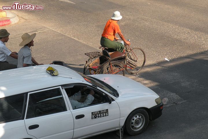 Immagine Un risciò nella cittadina di Yangon, Birmania. Questo mezzo di trasporto è molto diffuso in Asia e Africa. Il termine deriva dall'inglese rickshaw che a sua volta proviene dal giapponese con il signifiato di veicolo a trazione umana.
