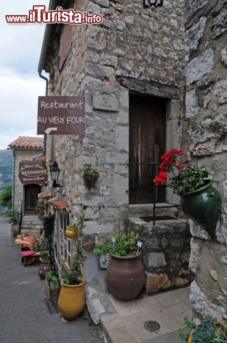 Immagine Au Vieux Four, in Rue Basse. Cucina con ingredienti freschi del mercato giornaliero in un locale dove l’arte di addobbare la tavola vi stupirà piacevolmente.