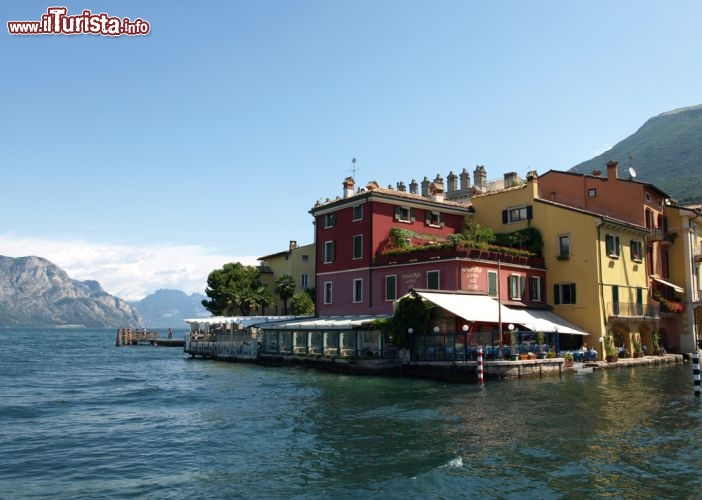 Immagine Uno dei ristoranti sul Lago di Garda, Malcesine - A chi si reca a Malcesine per un tour alla scoperta di bellezze paesaggistiche e attrattive culturali, consigliamo anche di assaporarne le specialità gastronomiche in uno dei tanti ristorantini che si affacciano sulle acque del lago © caricatura / Shutterstock.com