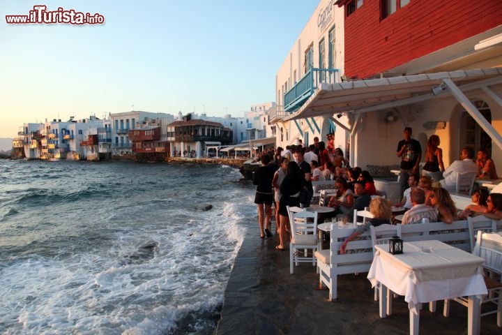 Immagine Ristorante a Mykonos al tramonto in riva al mare: i turisti si preparano alla spumeggiante vita notturna dell'isola - © Prometheus72 / Shutterstock.com