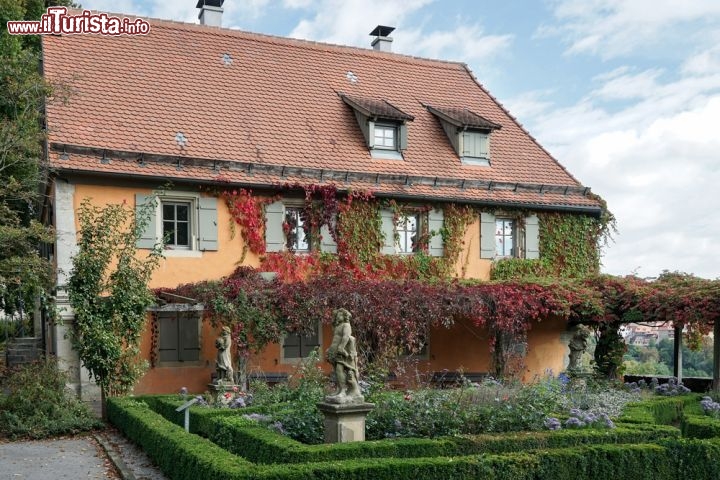 Immagine Ristorante all'interno del castello, Rothenburg - Gioiello di arte medievale, le origini di questa  località della Germania risalgono al X° secolo quando venne edificato il castello dei conti di Rothenburg. Nonostante i suoi 13 mila abitanti vanta un'ampia offerta di alberghi e ristoranti, fra cui quello ospitato nei giardini all'interno del castello, che le garantiscono il primato a livello di proposte turistiche fra le città di piccole dimensioni della Germania © Philip Bird LRPS CPAGB / Shutterstock.com