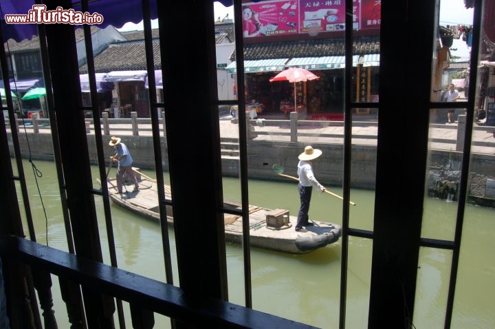 Immagine Ristorante a Zhouzhuang: Cina vista del canale da una delle finestre