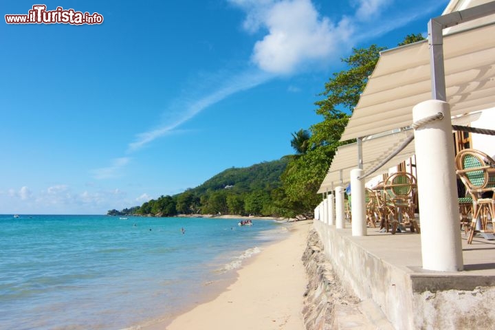 Immagine Ristorante in spiaggia a beau Vallon Seychelles - © chbaum / Shutterstock.com