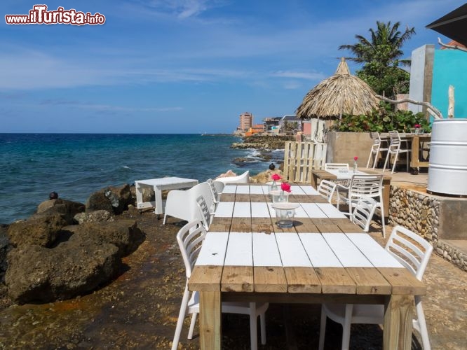 Immagine Ristorante sul mare a Willemstad, la città caraibica olandese, sull'isola di Curacao - © Gail Johnson / Shutterstock.com