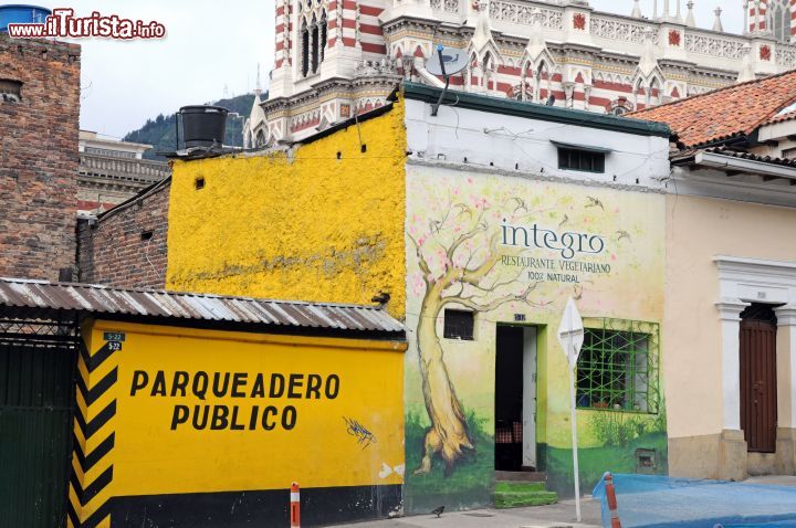 Immagine Ristorante vegetariano a Bogotà, Colombia - Nella capitale di questo paese sudamericano si può trovare una grande varietà di ristoranti vegetariani. Fra le specialità servite da Integro, che tutti i giorni prepara prelibatezze 100% naturali, vi sono zucchine con salsa di barbabietole, tofu alla griglia in salsa di soia e patè di anacardi. Il ristorante si trova poco distante dall'Iglesia del Carmen © Sonja Vietto Ramus