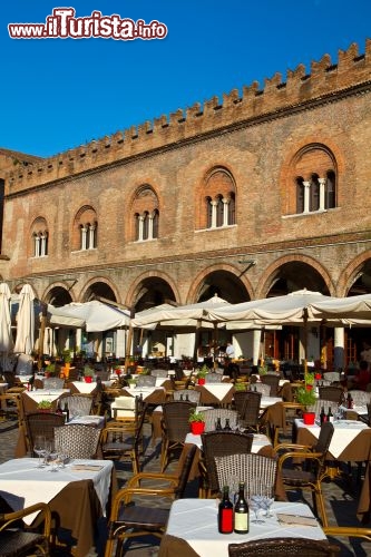 Immagine Ristoranti in Piazza Sordello, davanti al Palazzo Ducale. Mantova è famosa per la sua cucina ricca e tra i piatti imperdibili ricordiamo i tortelli di zucca e gli ottimi bolliti - © Isantilli / Shutterstock.com