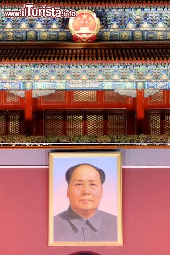 Immagine Il ritratto di Mao Tse-tung  sulla Porta Tienanmen, Pechino - Rivoluzionario, politico, filosofo e dittatore cinese, Mao Tse-tung è stato portavoce del Partito Comunista Cinese dal 1943 sino alla sua morte avvenuta nel 1976. Oggi la Porta Tienanmen (o Porta della Pace Celeste), uno dei più celebri monumenti di Pechino, è decorata con un enorme ritratto di Mao affiancato da due manifesti. Quello di sinistra reca la scritta "lunga vita alla Repubblica Popolare Cinese" mentre quello di destra riporta la frase "lunga vita alla grande unità delle popolazioni del mondo". Queste due scritte hanno un grande siginificato simbolico in quanto le parole "lunga vita" un tempo erano tradizionalmente riservate all'imperatore della Cina mentre oggi sono utilizzabili anche per la gente comune © Songquan Deng / Shutterstock.com