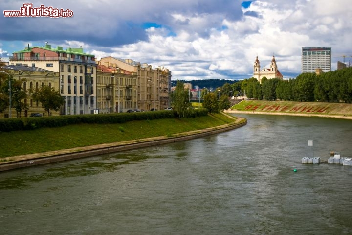 Immagine Le rive del fiume Neris a Vilnius in Lituania. La città sorge alla confluenza di questo fiume con il Vilnia - © Marek H. / Shutterstock.com
