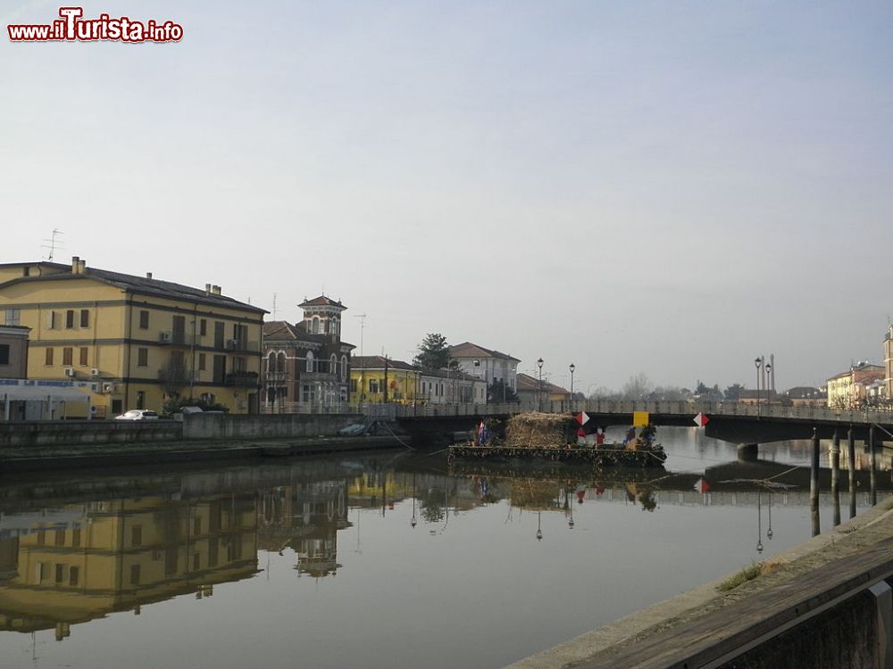 Immagine La Riviera Cavallotti: vista sul Po di Volano a Codigoro in Provincia di Ferrara - © Threecharlie, CC BY-SA 4.0, Wikipedia