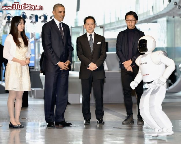 Immagine Il Robot Asimo, costruito dalla Honda, si trova al museo  Miraikan di Tokyo. Nel 2014 fu protagonista di una surreale partita a calcio con il Presidente Usa, Barack Obama