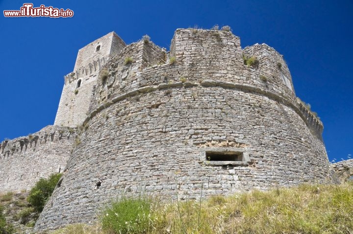 Immagine Le prime notizie sulla Rocca Maggiore risalgono al 1174 quando fu ricostruita in seguito alla conquista di Asissi da parte delle truppe imperiali guidate da Cristiano di Magonza anche se probabilmente esisteva già in epoca longobarda. Si staglia imponente sul colle che sovrasta Assisi; sin dall'epoca più antica, il luogo su cui sorge la rocca era considerato sacro e decisivo per la difesa del centro abitato. Aperta al pubblico sempre più numeroso, dalle sue torri si gode un panorama fra i più suggestivi di tutta l'Umbria mentre nei suoi saloni si possono ammirare ricostruzioni tematiche ispirate alla vita medievale - © Mi.Ti. / Shutterstock.com