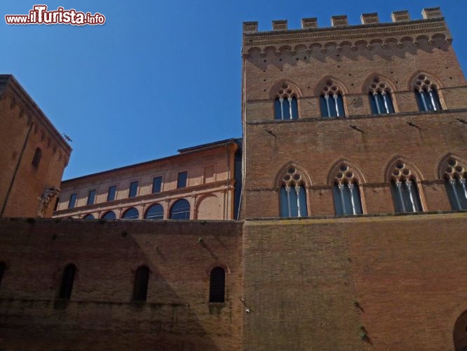 Immagine Retro della Rocca Salimbeni, che si affaccia su Piazza dell'Abbadia a Siena