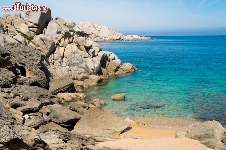 Immagine Rocce a Capo Testa, Sardegna  - Costituito da tipiche rocce granitiche erose dal vento, Capo Testa è famoso per le sue cave sfruttate sin dall'epoca medievale. L'estrazione e la lavorazione del granito avveniva lungo il litorale, il più vicino possibile all'acqua per poter sfruttare al massimo la facilità di carico del materiale sulle navi. Pare che anche le colonne del Pantheon di Roma siano state costruite con blocchi granitici di Capo Testa © Elisa Locci / Shutterstock.com