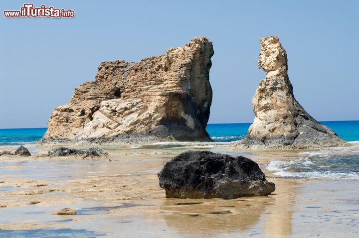 Immagine Rocce a Marsa Matruh: si tratta della famosa Cleopatra's beach ed una delle pietre ha la forma che ricorda l'ultima regine dell'Antico Egitto - © Waltraud Oe / Shutterstock.com