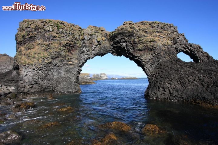 Immagine Delle rocce formano una porta naturale a Arnarstapi, lungo la penisola Snafellsnes in Islanda - © Tupungato / Shutterstock.com