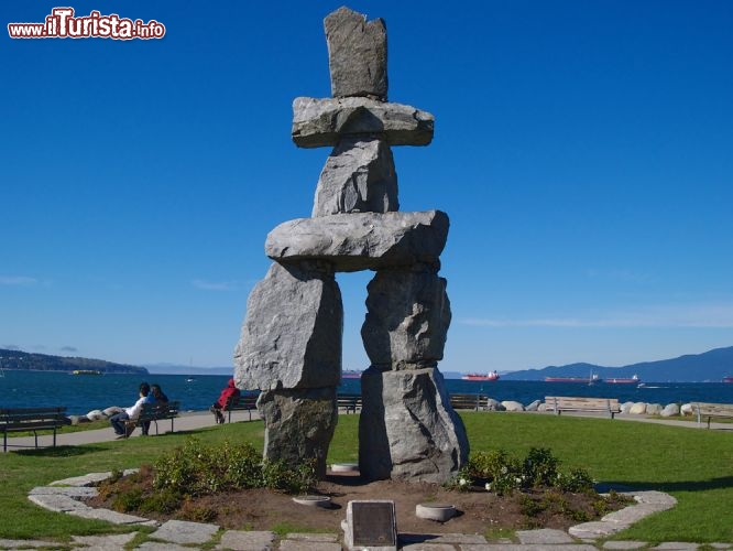 Immagine In occasione dei Giochi Olimpici invernali di Vancouver del 2010 è stato scelto il simbolo di Inukshuk, tradizionale costruzione in pietra usata come punto di riferimento dai popoli dell'America settentrionale e delle zone artiche - © Terry Alexander / Shutterstock.com