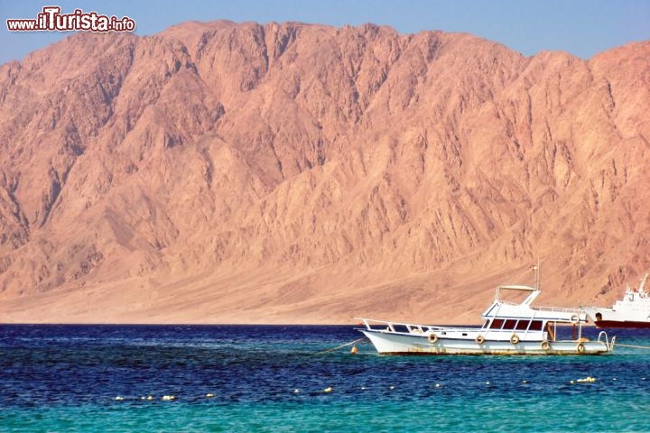Immagine Rocce e mare a Nuweiba nel Sinai: siamo sul Mar Rosso in Egitto  - © Beneda Miroslav / Shutterstock.com