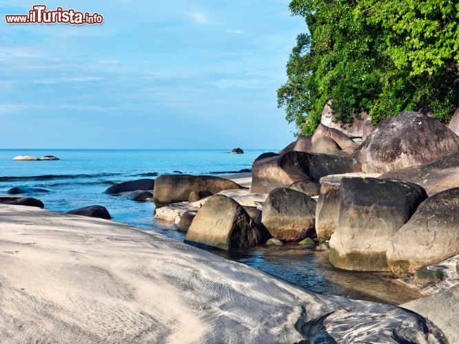 Immagine Rocce e mare limpido a Khao Lak in Thailandia - © Muzhik / Shutterstock.com