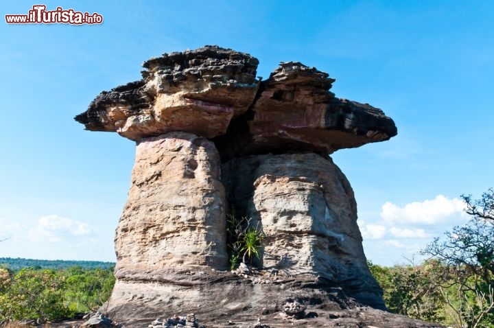 Immagine Rocce erose nei pressi di Ubon Ratchathani, Thailandia  - Conosciuta a livello turistico per la sua biodiversità e per il perfetto connubio fra natura e cultura, questa regione orientale della Thailandia è caratterizzata da scenari paesaggistici dominati da giungla, vegetazione lussureggiante e zone rocciose con le forme più bizzarre dovute alla lenta ma continua erosione dei venti © Jakrapong phaophom / Shutterstock.com