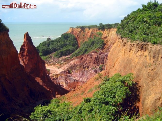 Immagine L'Oceano Atlantico, nella zona intorno a Recife, la capitale del Pernambuco, è bordato da rocce rosse con particolari forme di erosione - © Giancarlo Liguori / Shutterstock.com