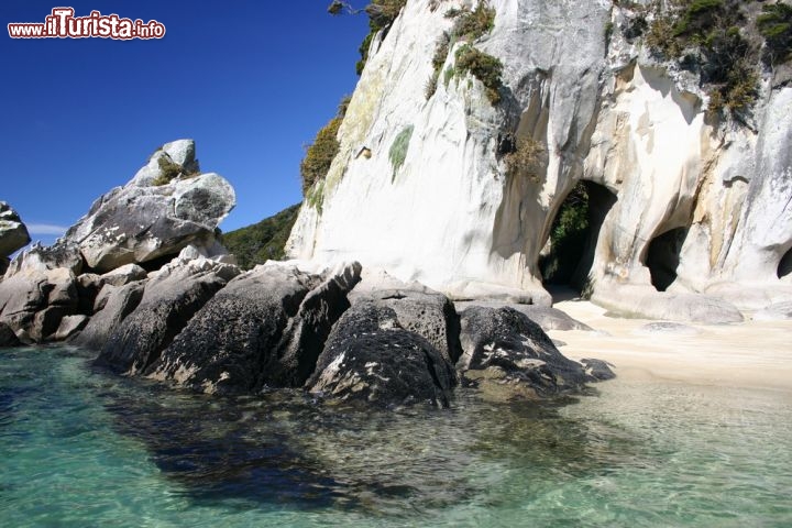 Immagine Rocce sulla costa del Parco Nazionale Abel Tasman: siamo in Nuova Zelanda sulle coste nord-orientali dell'Isola del Sud, Regione di Tasman - © Eldad Yitzhak / Shutterstock.com