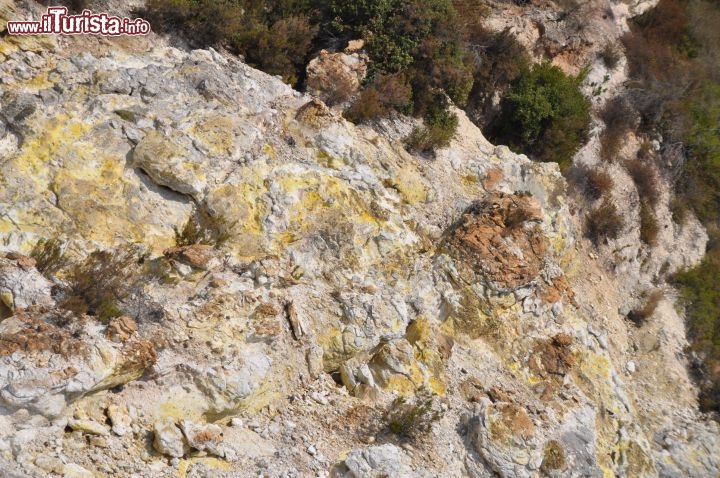 Immagine Rocce vulcaniche nella Solfatara di Pozzuoli