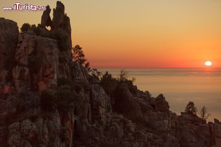 Immagine Roccia forata a forma di cuore, durante un romantico tramonto alle Calanches di Porto in Corsica - © Stephane Bidouze / Shutterstock.com