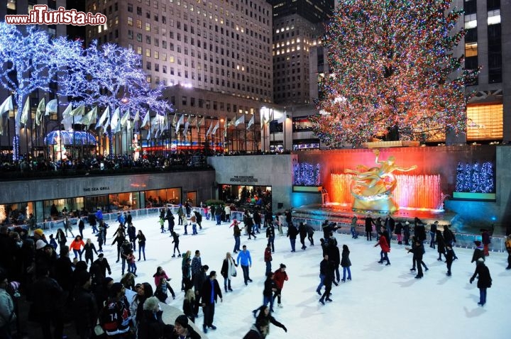 Immagine Pattinaggio al Rockefeller Center di New York, Stati Uniti. Costruito dalla famiglia di banchieri statunitensi Rockefeller, questo complesso di 19 edifici commerciali situato a Manhattan si affaccia sulla 5th Avenue a pochi passi da Central Park. In questa immagine, la pista di pattinaggio su ghiaccio che attira da sempre turisti e residenti - © Songquan Deng / Shutterstock.com