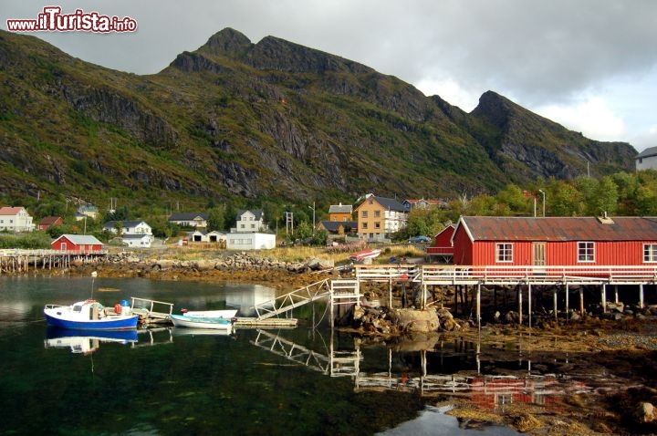 Immagine Rorbur sul porto di Moskenes: i rorbur sono palafitte di pescatori, tipiche delle Lofoten e la Norvegia, che posson oessere affittate dai turisti