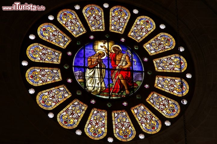 Immagine Rosone della cattedrale di Basilea, Svizzera - Ad impreziosire l'imponente architettura romanico gotica del principale luogo di culto della città di Basilea sono le suggestive vetrate che ritraggono scene allegoriche e religiose. Dai grandi rosoni filtra la luce del sole che si riflette all'interno della chiesa creando suggestivi giochi di colori © 50u15pec7a70r / Shutterstock.com