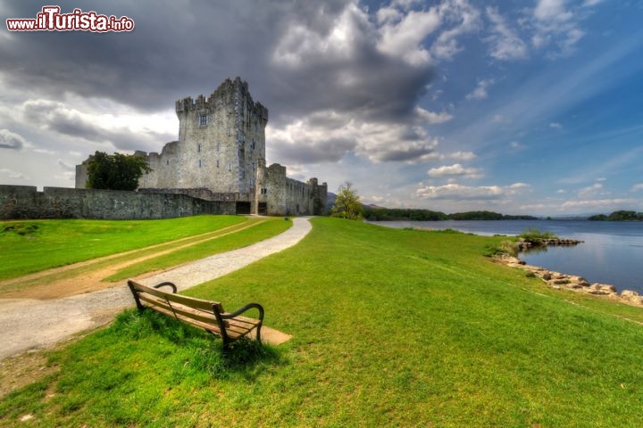 Immagine Ross Castle vicino a Killarney, Irlanda. Si tratta di una casa a torre del XV° secolo, sorge ai margine del Lough Leane, nel Killarney National Park, nella contea di Kerry.