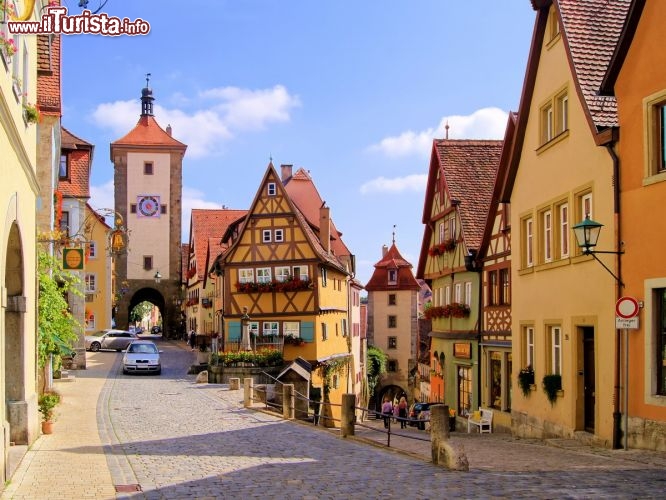 Immagine La Galgentor di Rothenburg, Germania - A caratterizzare questo grazioso centro della Baviera è soprattutto la cinta muraria che racchiude la città e le solenni porte d'accesso fra cui spicca la Galgentor, la "torre della forca". Parte della mura è percorribile a piedi nel cammino di guardia.