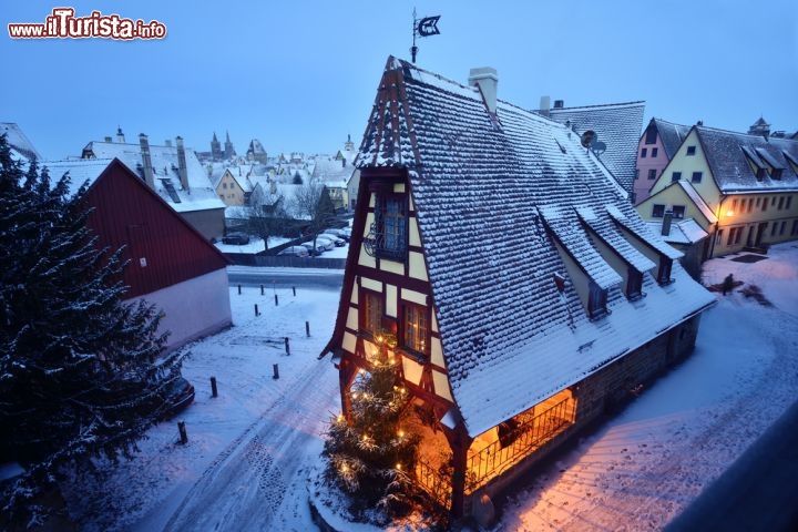 Immagine Inverno a Rothenburg ob der Tauber, Germania - Una bella immagine invernale ritrae la città del Land della Baviera dopo una nevicata: con le luci e gli addobbi natalizi a illuminare l'atmosfera, Rothenburg appare ancora più in tutto il suo splendore © Martin Froyda / Shutterstock.com