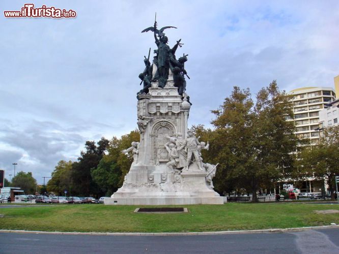 Immagine Il monumento al Popolo e agli Eroi della Guerra Peninsulare, "Monumento ao Povo e aos Herois da Guerra Peninsular", fu realizzato da José e Francisco de Oliveira Ferreira. Si trova nella rotonda di Entrecampos proprio all'omonima fermata della linea metropolitana.