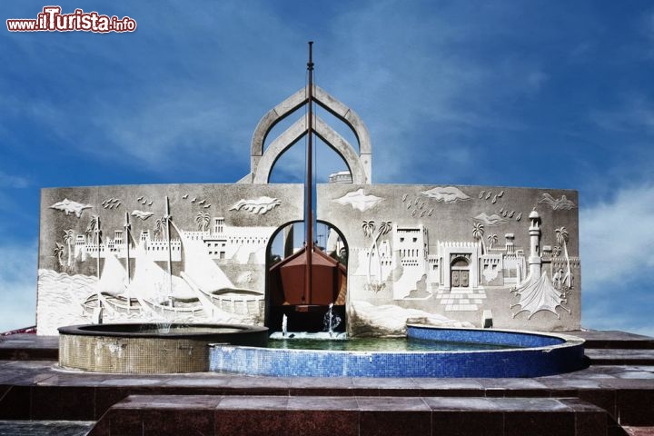 Immagine Una rotonda monumentale nel centro di Ajman, il più piccolo tra gli Emirati Arabi Uniti - © Copyright: / Shutterstock.com