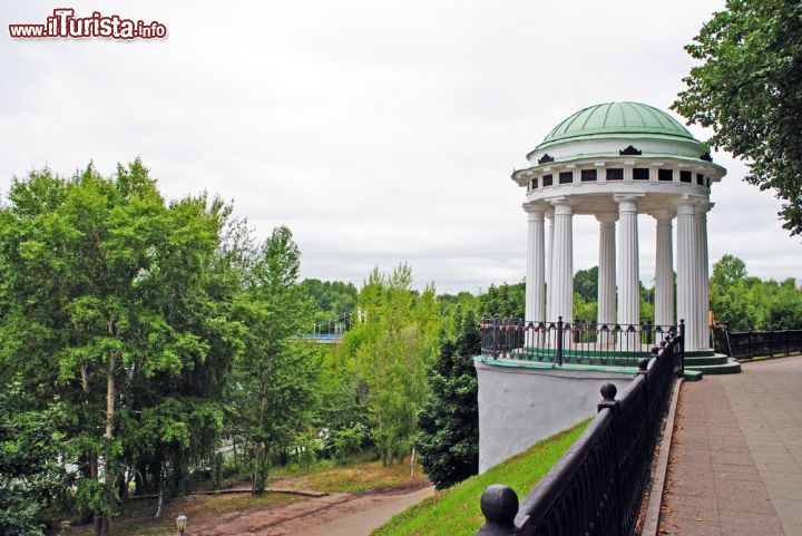 Immagine Passeggiata nei pressi del porto di Yaroslavl, Russia  - Sorge alla confluenza del fiume Kotorosl con il grande Volga, in una felice posizione geografica, e il legame che unsice la città russa con il suo fiume, che la taglia letteralmente in due, è indissolubile. Il porto fluviale di Yaroslavl è uno dei più importanti e attivi per le escursioni e le crociere sul Volga: da qui in poco tempo si possono raggiungere la bella Kostroma o il pittoresco villaggio in legno di Ples. Nelle vicinanze del porto vi sono indimenticabili passeggiate, abbellite da monumenti, da cui si può godere un suggestivo panorama © irra_irra / Shutterstock.com