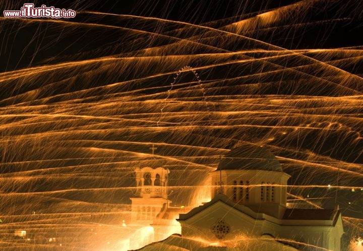 Immagine Rouketopolemos, battaglia fuochi artificio Isola Chios, Grecia.