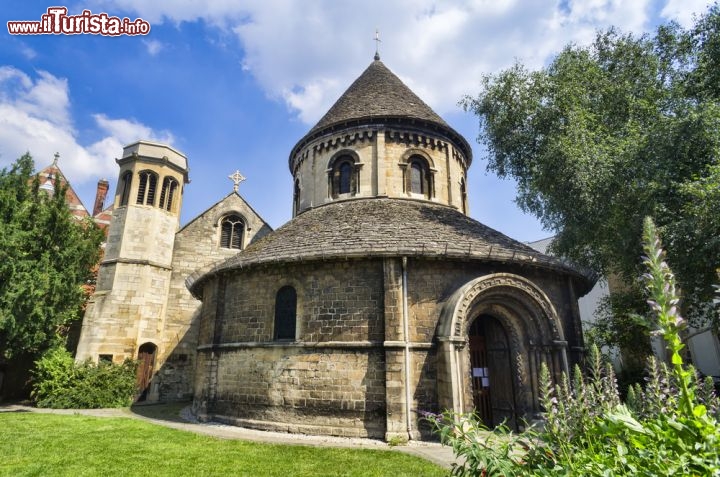 Immagine Round Church, la più antica chiesa di Cambridge in Inghilterra - Architettura neogotica e normanna. Sono questi i due stili che contraddistinguono il più antico edificio religioso della città di Cambridge edificato nel 1130. La forma tondeggiante scelta per questo luogo di culto riprende il significato di resurrezione proprio come quello di Gerusalemme costruito dall'imperatore Costantino nel IV° secolo © Frank Bach / shutterstock.com