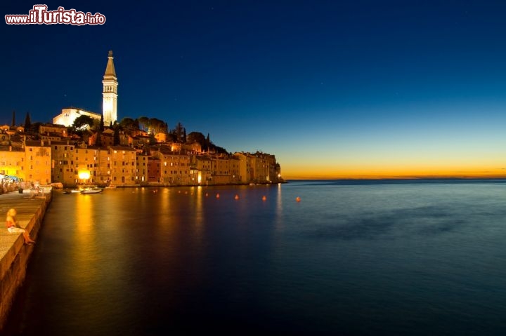 Immagine Rovigno al tramonto, si nota il Duomo di Santa Eufemia (skyline Rovinj at sunset) - © R. Fassbind / Shutterstock.com