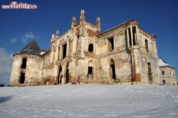Immagine Rovine del castello di Bontida, Cluj Napoca - Nel distretto di Cluj, la Transilvania ospita un piccolo comune formato dall'unione di 4 villaggi (Bontida, Coasta, Rascruci e Tauseni) su cui si trovano i ruderi del castello Banffy, complesso architettonico costruito nel VXII° secolo su progetto dell'architeto italiano Agostino Serena e successivamente rimaneggiato più volte © salajean / Shutterstock.com